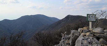 展望丘から天狗岩、御池岳.jpg